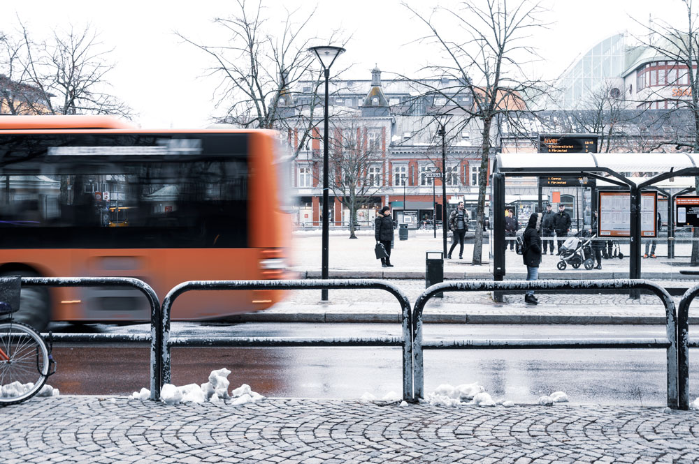 En buss som kör förbi i Karlstad